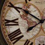 reloj con mapa mundial