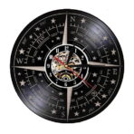 reloj de pared brujula