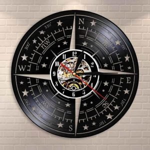 reloj de pared brujula