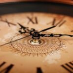 reloj de madera vintage