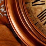 reloj de madera vintage