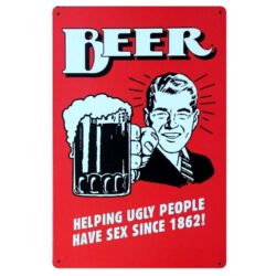 jarra de cerveza vintage con placa de metal