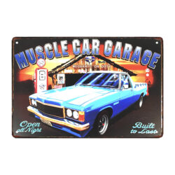 garaje de coches musculosos con placas metalicas